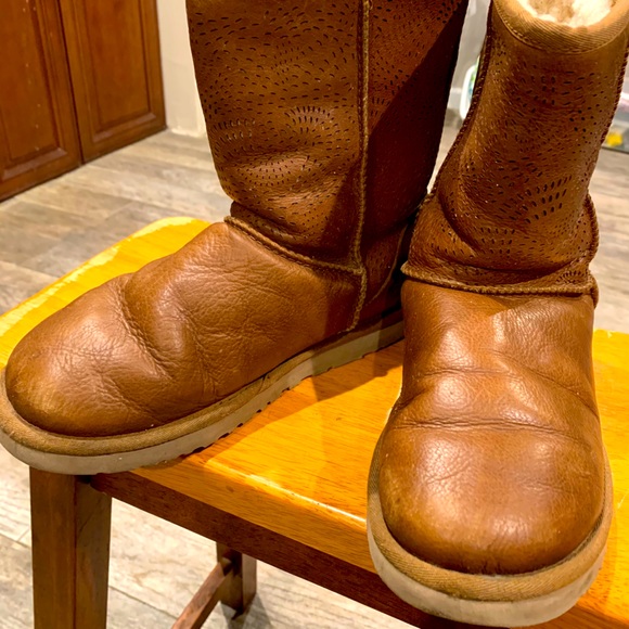 Lasercut Accent Leather Uggs - Picture 2 of 5